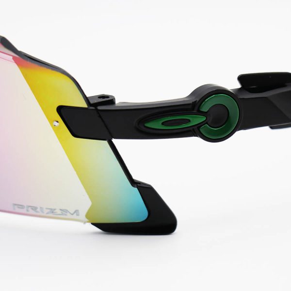 عکس از عینک ورزشی oakley با فریم مشکی رنگ، عدسی آینه ای و چند رنگ مدل 009455