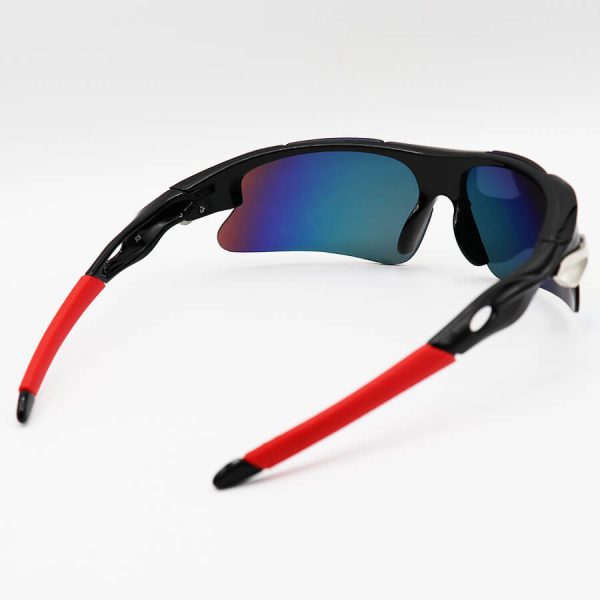 عکس از عینک ورزشی نیم فریم اوکلی با فریم مشکی رنگ، لنز جیوه ای و چند رنگ مدل 806