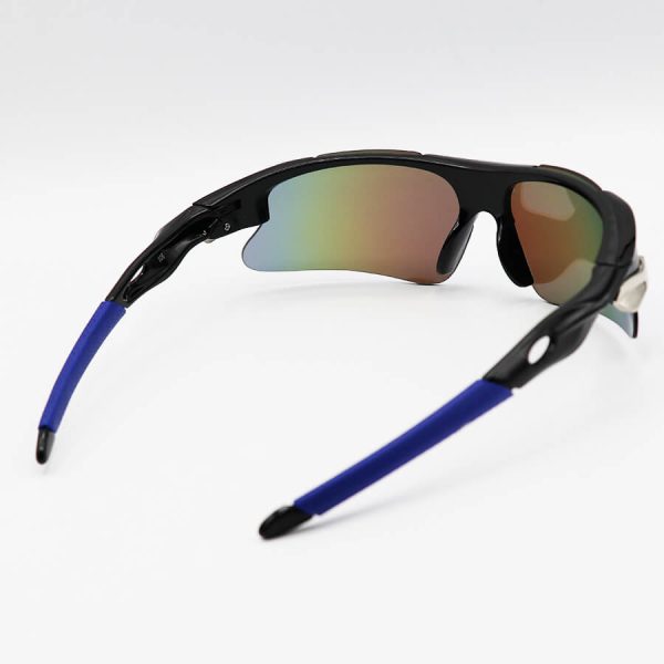 عکس از عینک ورزشی نیم فریم با فریم مشکی رنگ، لنز آینه ای ای و چند رنگ برند اوکلی مدل 806