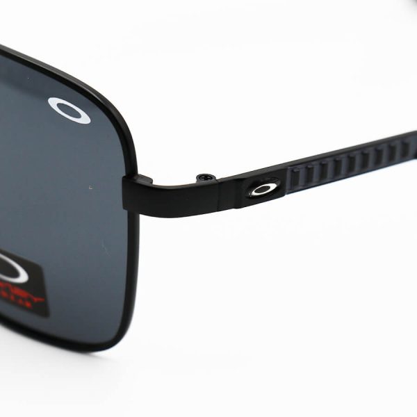 عکس از عینک آفتابی oakley با فریم چندضلعی، مشکی رنگ، عدسی دودی تیره و پلاریزه مدل 008922