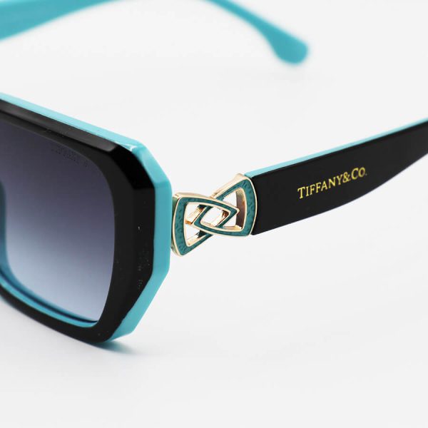عکس از عینک آفتابی tiffany با فریم سبز تیفانی و مشکی رنگ، مستطیلی شکل و لنز هایلایت مدل a80043