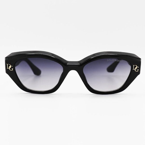 عکس از عینک آفتابی دولچه گابانا با فریم مشکی رنگ، بیضی شکل و عدسی دودی سایه روشن مدل 6087