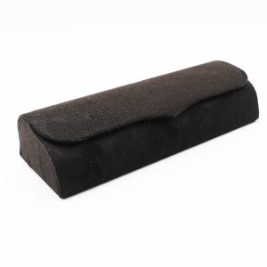 عکس از قاب عینک مشکی رنگ، مستطیلی شکل، درب مگنتی و از جنس مخملی مدل 992635