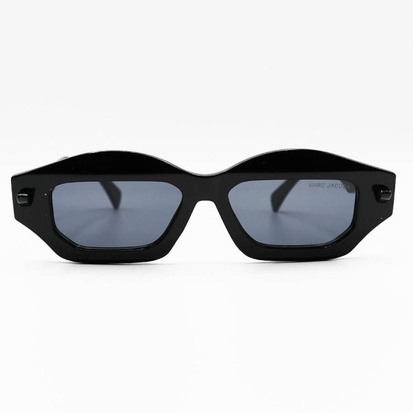 عکس از عینک آفتابی مارک جیکوبز با فریم مستطیلی شکل، مشکی رنگ و عدسی دودی تیره مدل shab405