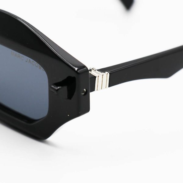 عکس از عینک آفتابی مارک جیکوبز با فریم مستطیلی شکل، مشکی رنگ و عدسی دودی تیره مدل shab405