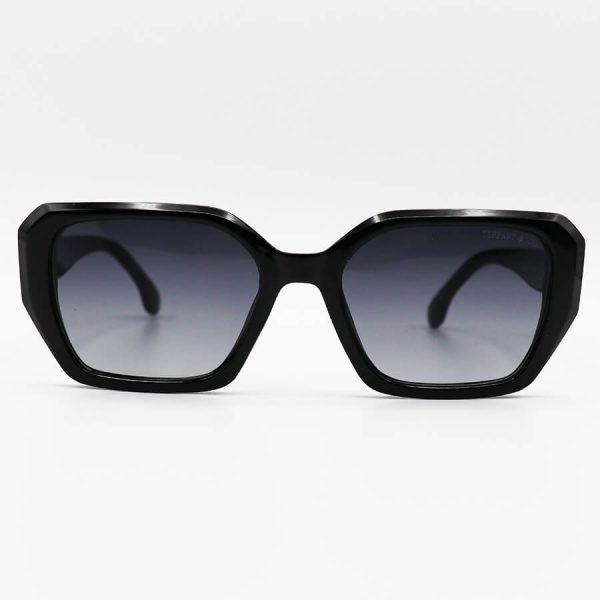 عکس از عینک آفتابی تیفانی با فریم مستطیلی شکل، مشکی رنگ و عدسی دودی سایه روشن مدل a80043