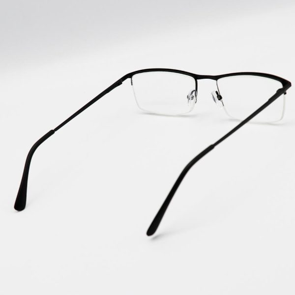 عکس از عینک مطالعه نزدیک بین نیم فریم، مستطیلی شکل، مشکی رنگ و دسته فنری مدل 1019