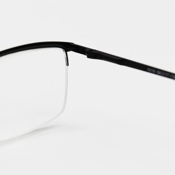 عکس از عینک مطالعه نزدیک بین نیم فریم، مستطیلی شکل، مشکی رنگ و دسته فنری مدل 1019