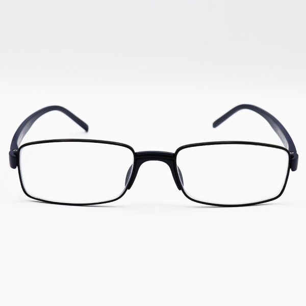 عکس از عینک مطالعه نزدیک بین با فریم مستطیلی شکل و دسته سرمه ای رنگ مدل r1658