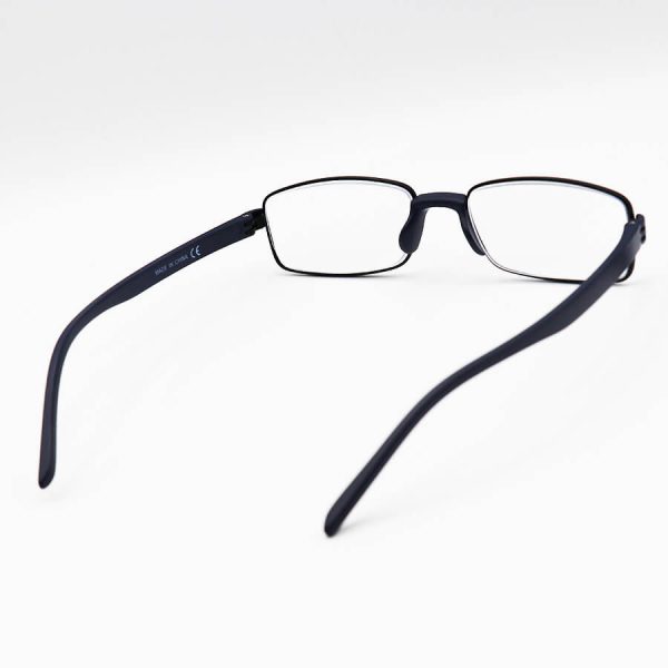 عکس از عینک مطالعه نزدیک بین با فریم مستطیلی شکل و دسته سرمه ای رنگ مدل r1658