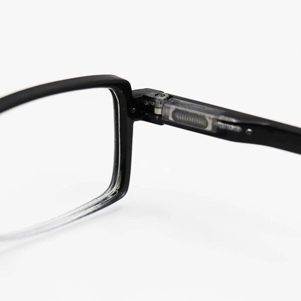 عکس از عینک مطالعه نزدیک بین با فریم رنگ مشکی، شکل مستطیلی و دسته فنری مدل 22-10