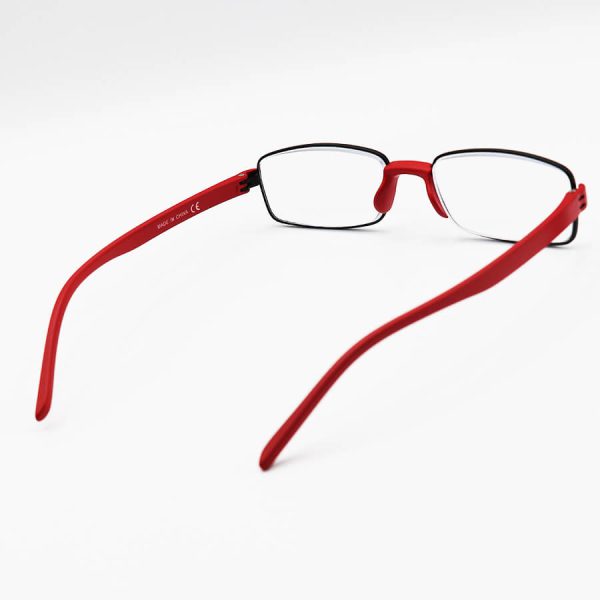 عکس از عینک مطالعه نزدیک بین با فریم مستطیلی شکل و دسته قرمز رنگ مدل r1658