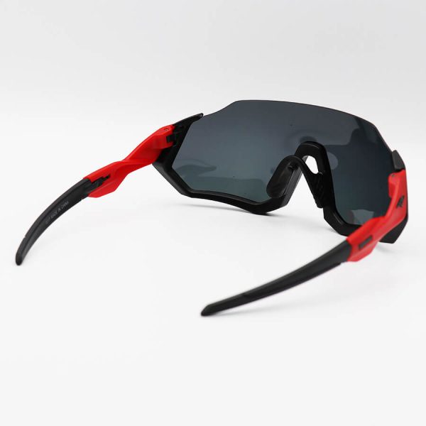 عکس از عینک ورزشی با فریم مشکی و قرمز رنگ، 3 لنز قابل تعویض و تجهیزات کامل مدل 9317-c9
