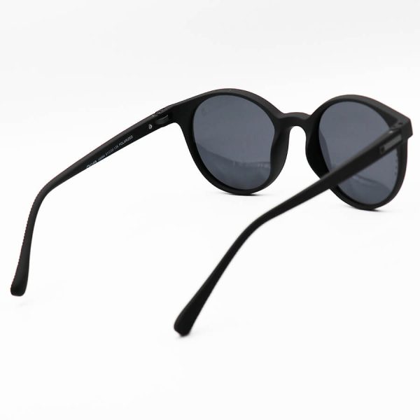 عکس از عینک آفتابی اوگا مورل با فریم گرد، مشکی رنگ، عدسی پلاریزه و دودی تیره مدل 58994