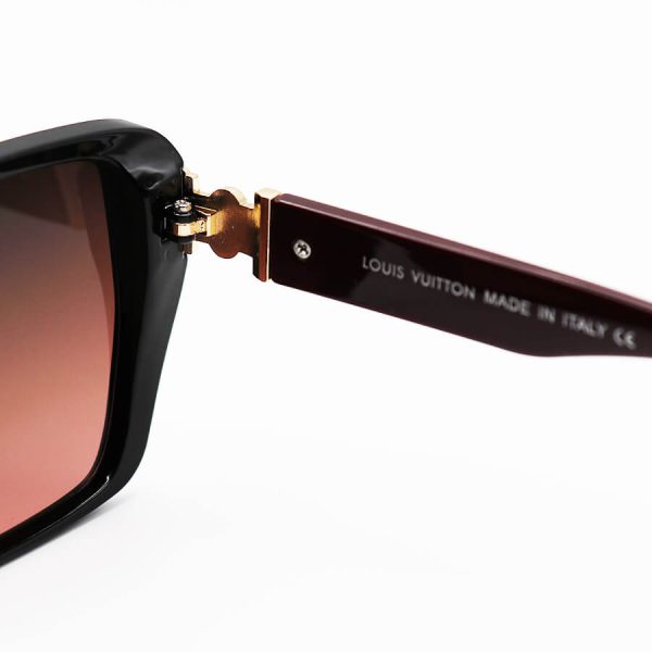 عکس از عینک آفتابی زنانه لویی ویتون با فریم مشکی، مربعی شکل، دسته قهوه ای و لنز هایلایت مدل m9038