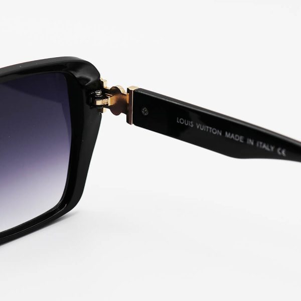 عکس از عینک آفتابی زنانه لویی ویتون با فریم مشکی رنگ، مربعی شکل و لنز دودی سایه روشن مدل m9038