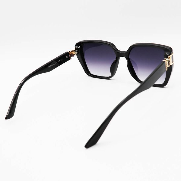 عکس از عینک آفتابی زنانه لویی ویتون با فریم مشکی رنگ، مربعی شکل و لنز دودی سایه روشن مدل m9038