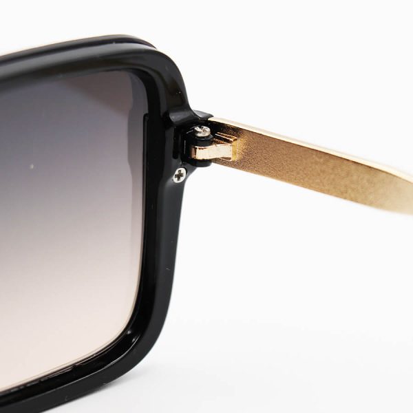 عکس از عینک آفتابی زنانه با فریم مشکی رنگ، مربعی شکل، لنز قهوه ای سایه روشن chanel مدل a80003