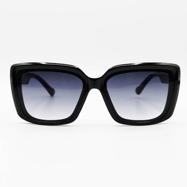 عکس از عینک آفتابی louis vuitton مربعی شکل، مشکی رنگ و لنز دودی سایه روشن مدل 3375