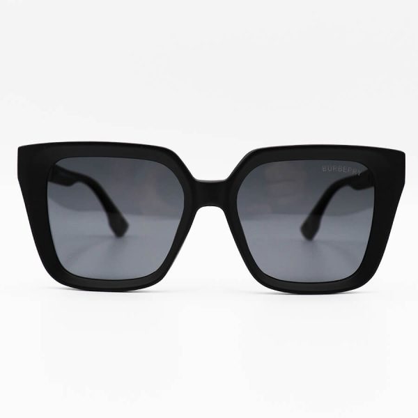 عکس از عینک آفتابی پلاریزه با فریم مربعی شکل، مشکی مات و عدسی دودی تیره burberry مدل p5108