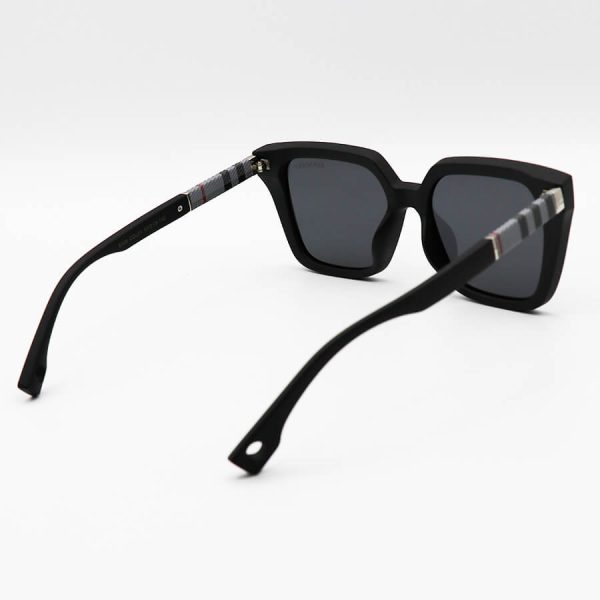 عکس از عینک آفتابی پلاریزه با فریم مربعی شکل، مشکی مات و عدسی دودی تیره burberry مدل p5108
