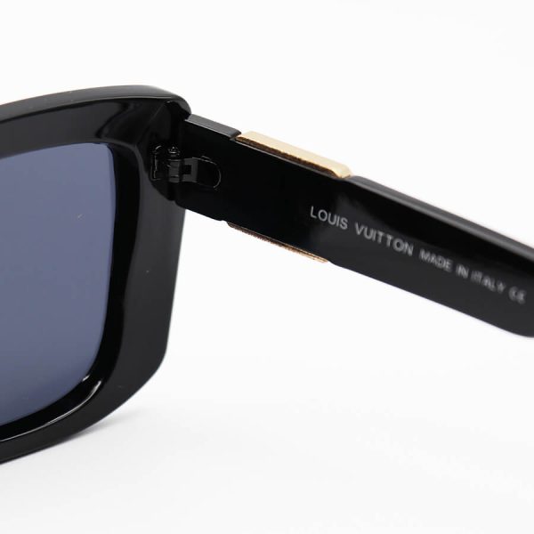 عکس از عینک آفتابی لویی ویتون مربعی شکل، مشکی رنگ و لنز دودی تیره مدل 3375