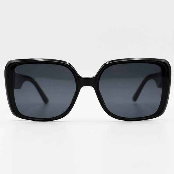 عکس از عینک آفتابی لویی ویتون با فریم مربعی شکل، مشکی رنگ و عدسی دودی تیره مدل m9105