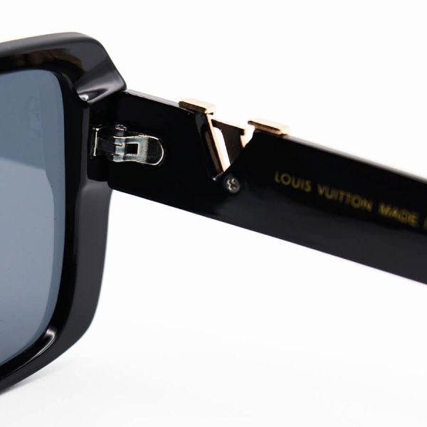 عکس از عینک آفتابی لویی ویتون با فریم مربعی شکل، مشکی رنگ و عدسی دودی تیره مدل m9105