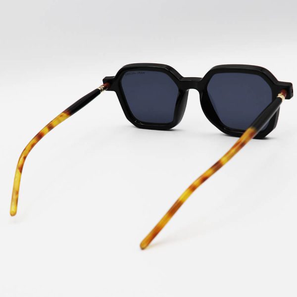 عکس از عینک آفتابی مربعی شکل با فریم مشکی، طرح نقطه ای و دسته قهوه‌ای و مدادی marc jacobs مدل nog01