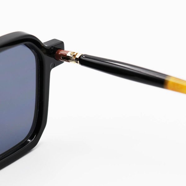 عکس از عینک آفتابی مربعی شکل با فریم مشکی، طرح نقطه ای و دسته قهوه‌ای و مدادی marc jacobs مدل nog01