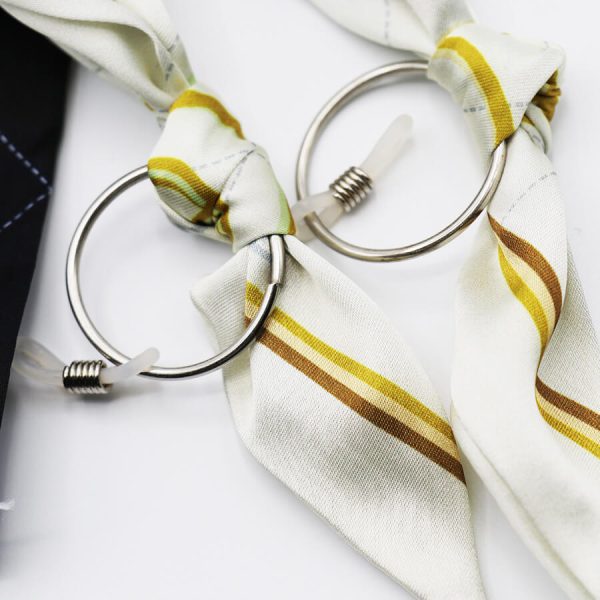 عکس از بند عینک شنل chanel با رنگ مشکی و از جنس پارچه‌ای (طرح روسری) مدل 992617