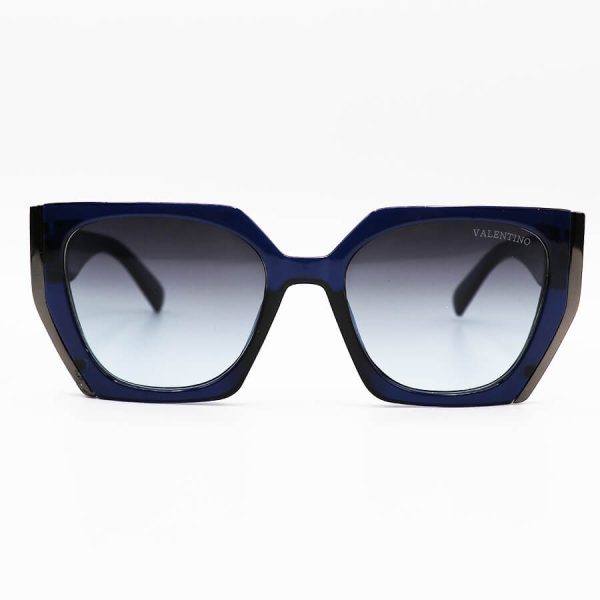 عکس از عینک آفتابی زنانه ولنتینو با فریم رنگ سرمه ای، پروانه ای شکل و لنز دودی سایه روشن مدل 9794
