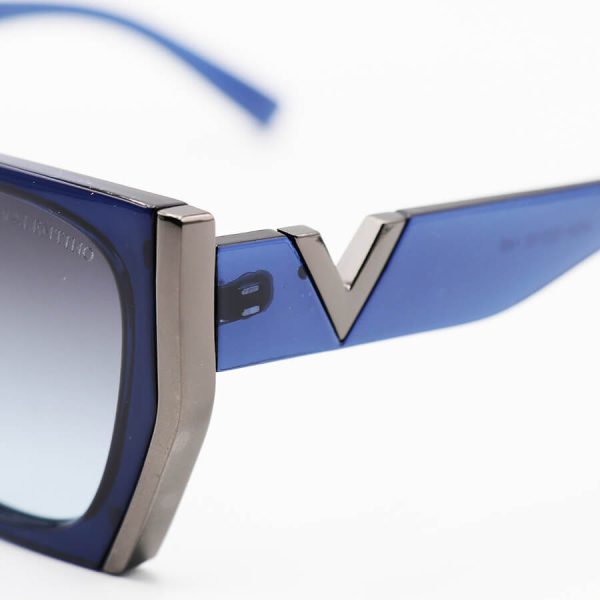 عکس از عینک آفتابی زنانه ولنتینو با فریم رنگ سرمه ای، پروانه ای شکل و لنز دودی سایه روشن مدل 9794