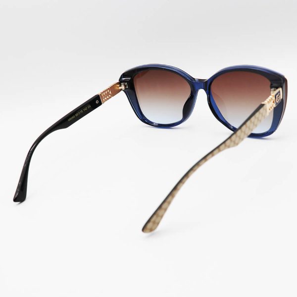 عکس از عینک آفتابی زنانه gucci با فریم سرمه ای رنگ، گربه ای شکل و لنز قهوه ای هایلایت مدل m9060
