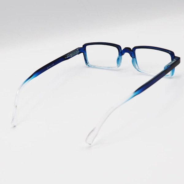 عکس از عینک مطالعه نزدیک بین با فریم رنگ آبی، شکل مستطیلی و دسته فنری مدل 22-10