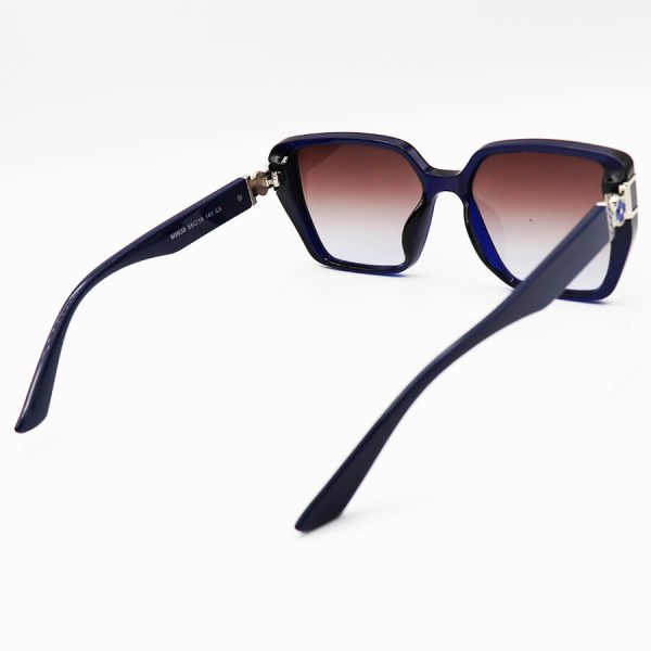 عکس از عینک آفتابی زنانه لویی ویتون با فریم سرمه ای، مربعی شکل و لنز قهوه ای سایه روشن مدل m9038