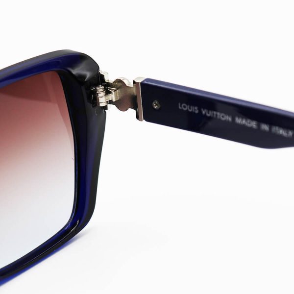 عکس از عینک آفتابی زنانه لویی ویتون با فریم سرمه ای، مربعی شکل و لنز قهوه ای سایه روشن مدل m9038