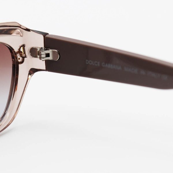 عکس از عینک آفتابی با فریم عسلی رنگ، بیضی شکل، دسته قهوه ای و لنز هایلایت دولچه گابانا مدل 6087