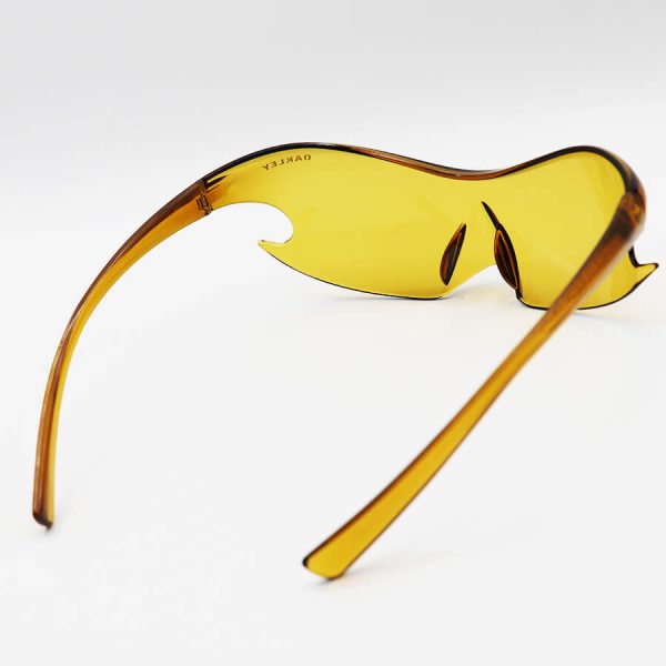 عکس از عینک آفتابی فانتزی اوکلی با فریم طرح کوسه ای، فریم لس و قهوه ای رنگ مدل ks700