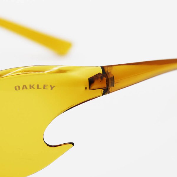 عکس از عینک آفتابی فانتزی اوکلی با فریم طرح کوسه ای، فریم لس و قهوه ای رنگ مدل ks700