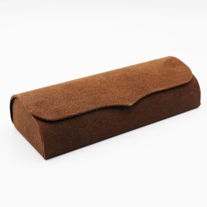 عکس از قاب عینک قهوه ای رنگ، مستطیلی شکل، درب مگنتی و از جنس مخملی مدل 992637