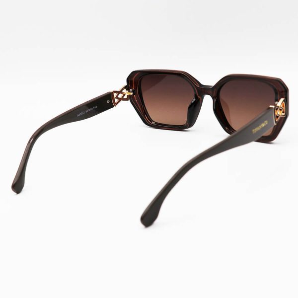 عکس از عینک آفتابی tiffany با فریم مستطیلی شکل، قهوه ای رنگ و لنز قهوه ای سایه روشن مدل a80043