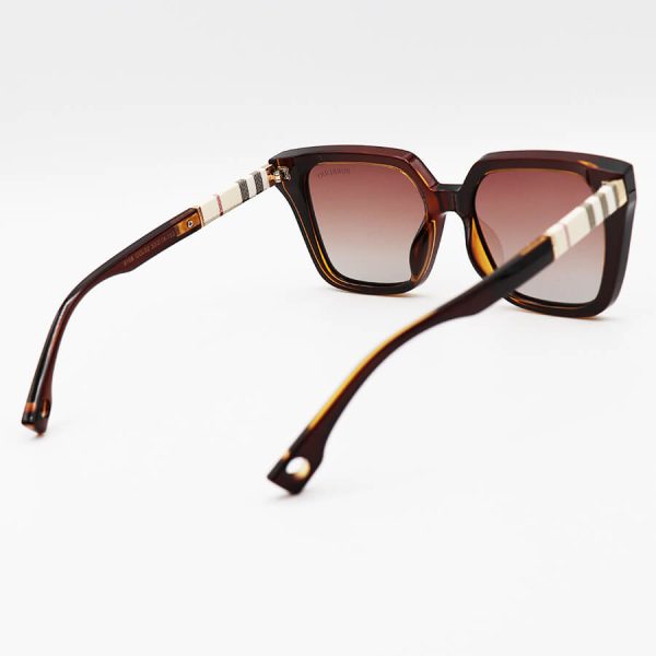 عکس از عینک آفتابی پلاریزه با فریم مربعی شکل، قهوه ای رنگ و لنز قهوه ای سایه روشن burberry مدل p5108