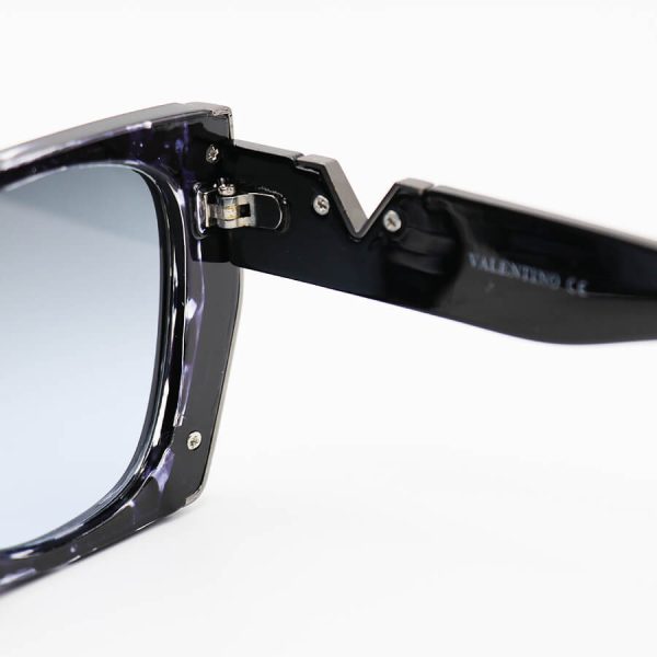 عکس از عینک آفتابی زنانه ولنتینو با فریم چند رنگ، پروانه ای شکل و لنز دودی سایه روشن مدل 9794