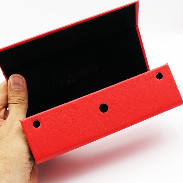 عکس از کیف عینک برند کارتیه cartier با رنگ قرمز، درب مگنتی و مستطیلی شکل مدل 992629