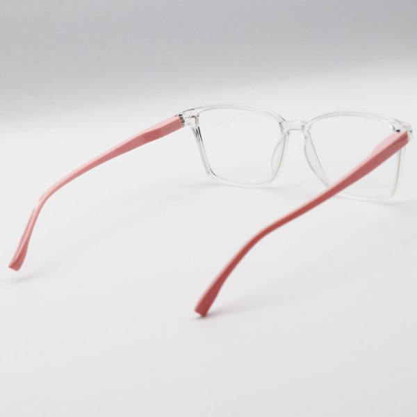 عکس از عینک مطالعه نزدیک بین با فریم مستطیلی شکل، بی رنگ و دسته صورتی کم رنگ مدل 3205