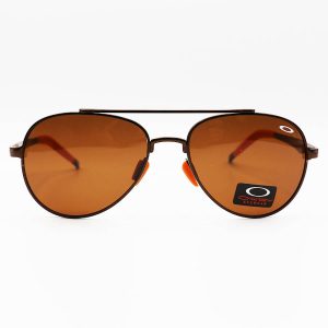 عکس از عینک آفتابی خلبانی OAKLEY با فریم آلومینیومی، رنگ مسی، لنز قهوه ای و پلاریزه مدل 008918
