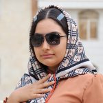 عکس از عینک آفتابی اوکلی با فریم چندضلعی و عدسی پلاریزه مدل 008922 بر روی صورت فاطمه ابراهیم زاده