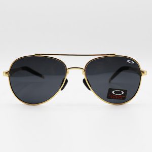 عکس از عینک آفتابی خلبانی OAKLEY با فریم آلمینیومی، طلایی رنگ، لنز دودی و پلاریزه مدل 008918