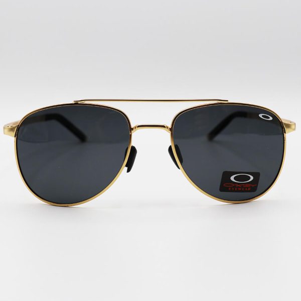عکس از عینک آفتابی اوکلی با فریم خلبانی، جنس آلومینیوم، طلایی رنگ، لنز دودی و پلاریزه مدل 008920